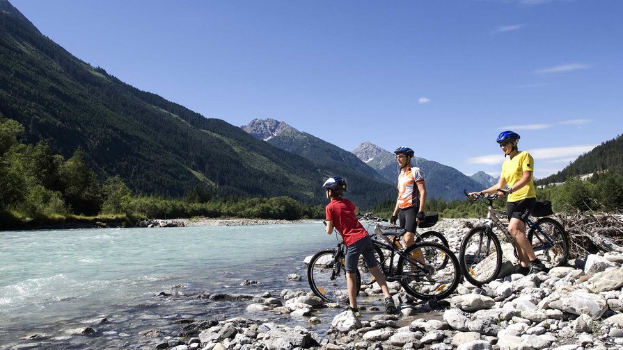 [Translate to Englisch:] Radfahren in der Naturparkregion Lechtal / Hotel Bergmahd